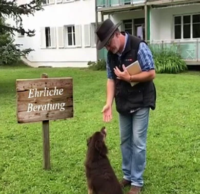 Hundetrainerin bespricht Trainingsschritte mit einer Hundehalterin im Freien